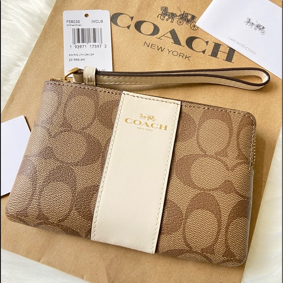Coach Handbags - 𝓗𝓟💐 Coach Signature Khaki Wristlet